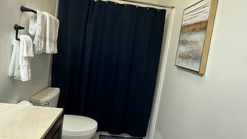 Haartrockner, Handtücher, Seife, Shampoo