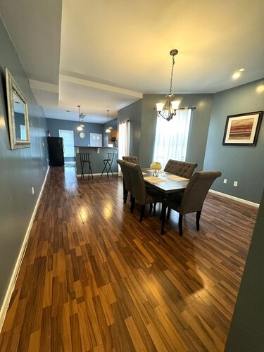 HUGE 2 Bedroom Apt FREE parking II Queen Bed