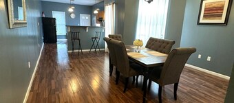 HUGE 2 Bedroom Apt FREE parking II Queen Bed