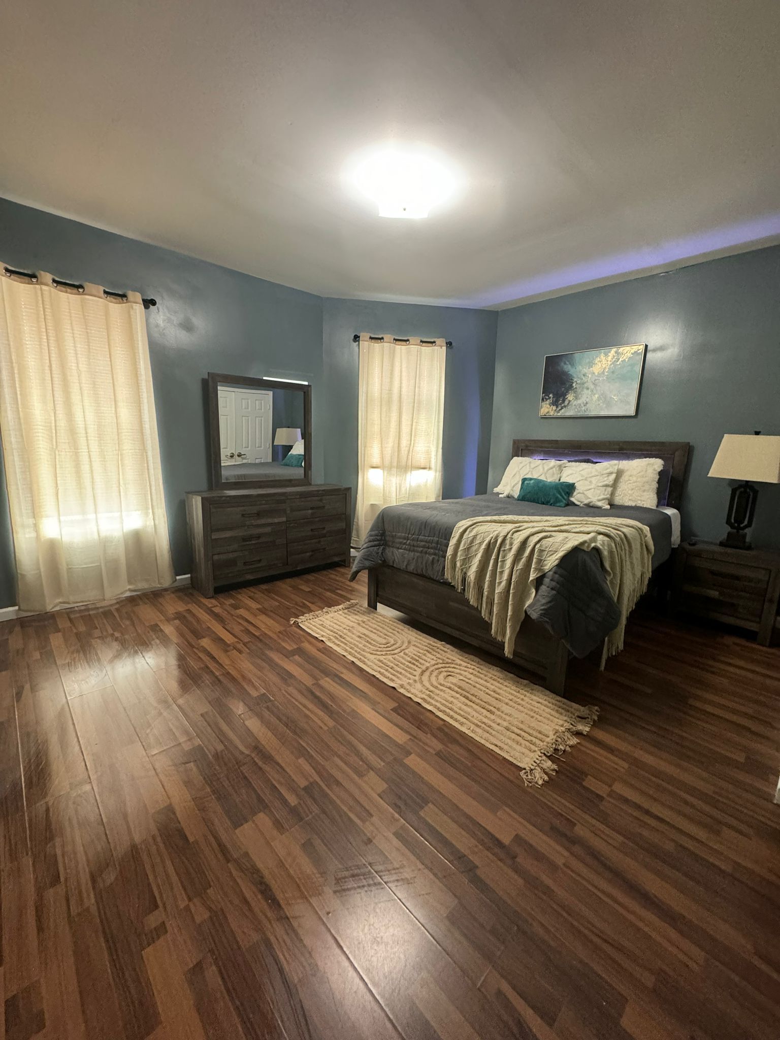 2 habitaciones, escritorio y tabla de planchar con plancha 