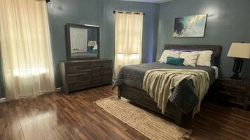 2 Schlafzimmer, Schreibtisch, Bügeleisen/Bügelbrett, Reisekinderbett