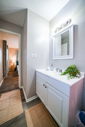 Hair dryer, towels, soap, shampoo - The Lubbock Home - Spacious 5-bedroom house in welcoming Lubbock with WiFi, AC (Lubbock)
