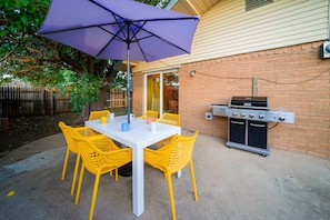 Outdoor dining - The Lubbock Home - Spacious 5-bedroom house in welcoming Lubbock with WiFi, AC (Lubbock)