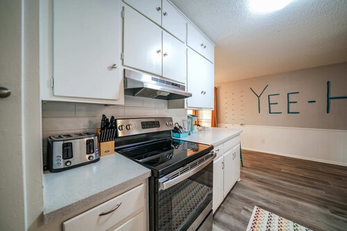 The Lubbock Home - Spacious 5-bedroom house in welcoming Lubbock with WiFi, AC