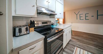 The Lubbock Home - Spacious 5-bedroom house in welcoming Lubbock with WiFi, AC