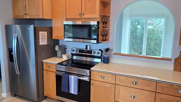 Refrigerador, microondas, horno y parrilla de estufa