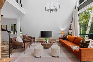 TV connectée, livres, médiathèque, chaîne hi-fi