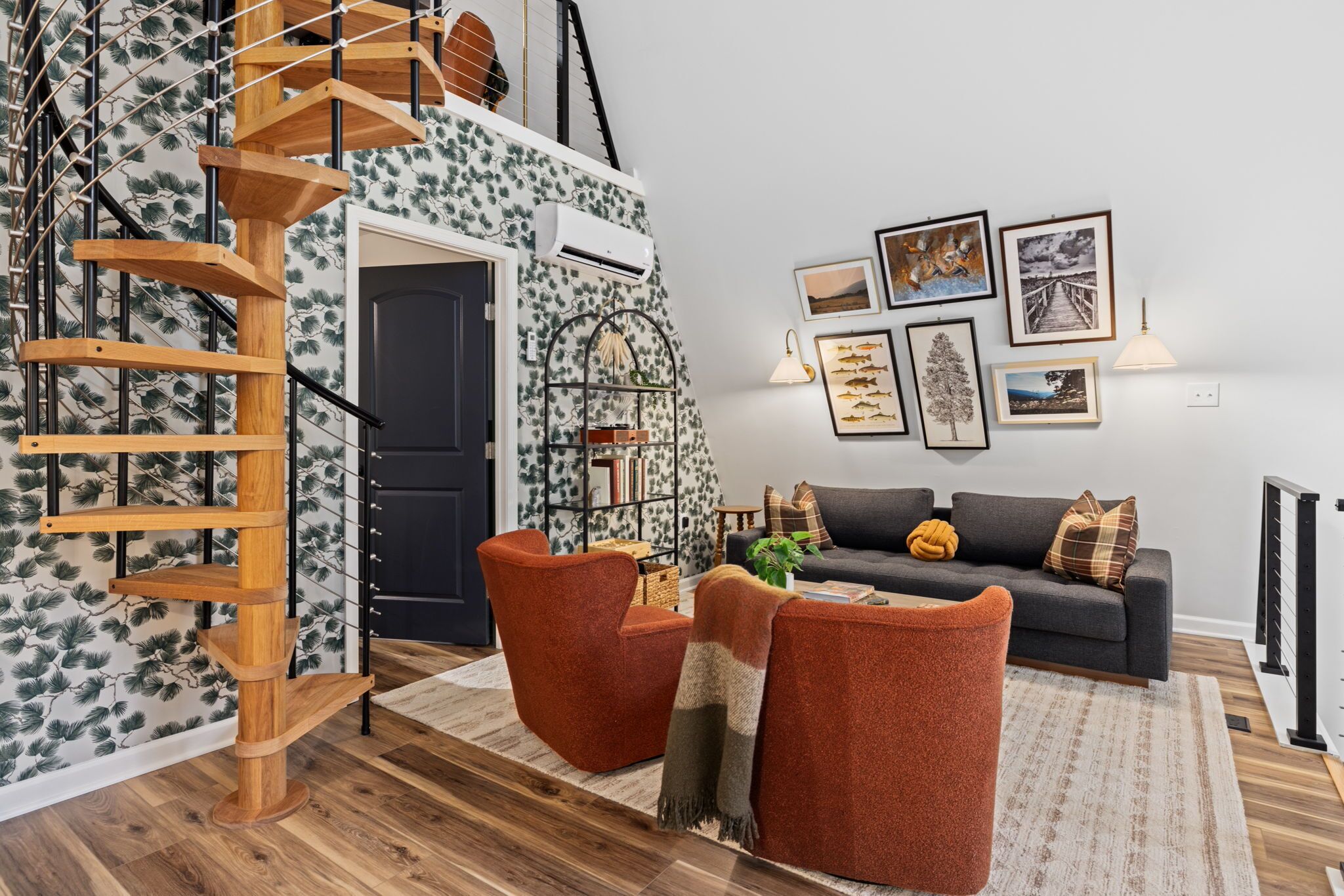 Smart TV, libri, biblioteca musicale, impianto stereo