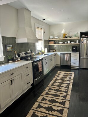 Fridge, microwave, oven, stovetop - Charming Savannah Home in Quiet Neighborhood (Savannah)