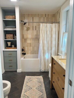 Hair dryer, towels, soap, shampoo - Charming Savannah Home in Quiet Neighborhood (Savannah)