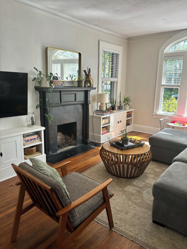 Smart TV, books - Charming Savannah Home in Quiet Neighborhood (Savannah)