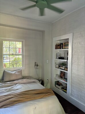 3 bedrooms, WiFi, bed sheets - Charming Savannah Home in Quiet Neighborhood (Savannah)
