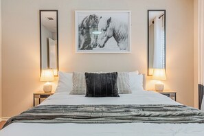 5 chambres, bureau, fer et planche à repasser, lit de bébé portatif