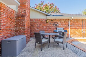 Outdoor dining - "Serenity Dallas": 5BD/2.5BA House with Pool-Jacuzzi/Pool Table/2 Living Areas! (Dallas)