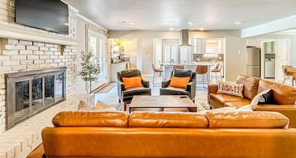"Serenity Dallas": 5BD/2.5BA House with Pool-Jacuzzi/Pool Table/2 Living Areas!