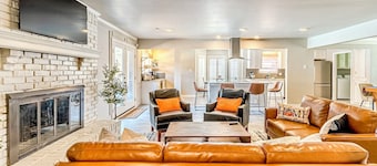 "Serenity Dallas": 5BD/2.5BA House with Pool-Jacuzzi/Pool Table/2 Living Areas!