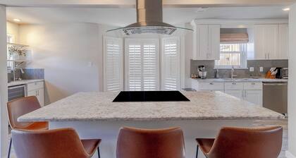 "Serenity Dallas": 5BD/2.5BA House with Pool-Jacuzzi/Pool Table/2 Living Areas!