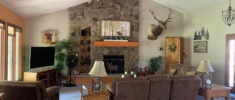 スマートテレビ、DVD プレーヤー、テーブルサッカー台