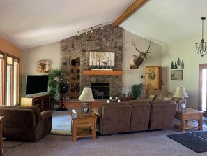 Smart-tv, dvd-spelare och bordsfotboll