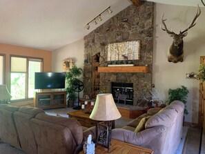 TV connectée, lecteur de DVD, baby-foot