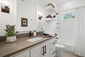 Douche, serviettes fournies, savon, shampooing