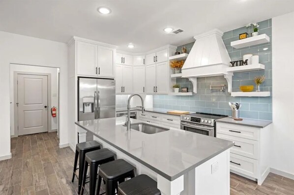 冷蔵庫、電子レンジ、オーブン、コンロ