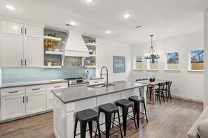 冷蔵庫、電子レンジ、オーブン、コンロ