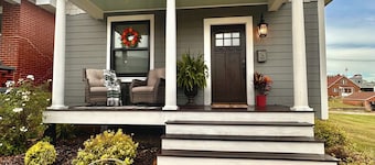 The Black Magnolia - downtown with a charming patio to enjoy