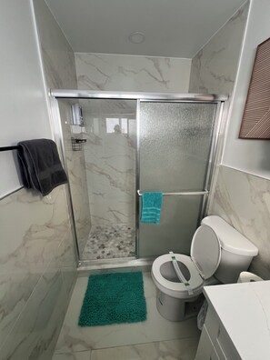 Dusche, Haartrockner, Handtücher