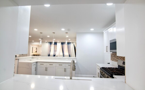 Kylskåp, mikrovågsugn, ugn och spishäll