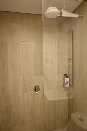 Apartment | Bathroom | Shower, towels, shampoo, toilet paper - Loft Centro Internacional con vista 718 (Bogotá)