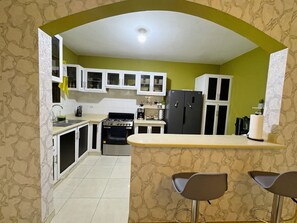 Fridge, microwave, oven, stovetop - 3-bedroom apartment in brilliant Bonao with WiFi, AC (Bonao)