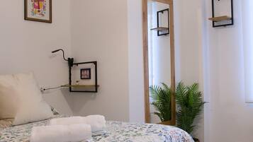 2 slaapkamers, een strijkplank/strijkijzer, internet, beddengoed