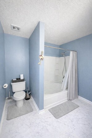 Towels, soap, shampoo, toilet paper - Cola Cozy Homes near Ft Jackson (Columbia)