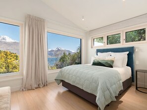 4 Schlafzimmer, Schreibtisch, Bügeleisen/Bügelbrett, WLAN