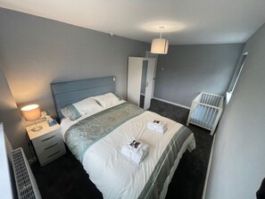 3 habitaciones, tabla de planchar con plancha, wifi y ropa de cama