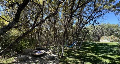 Charming Spacious 2-bedroom Guest Suite in Highland