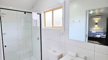 Basic Cabin, Garden View | Bathroom | Shower, towels, soap, shampoo