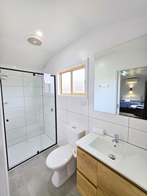 Basic Cabin, Garden View | Bathroom | Shower, towels, soap, shampoo - BIG4 Red Cliffs Holiday Park (Red Cliffs)