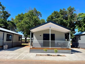 Premier Suite, Garden View | Terrace/patio - BIG4 Red Cliffs Holiday Park (Red Cliffs)