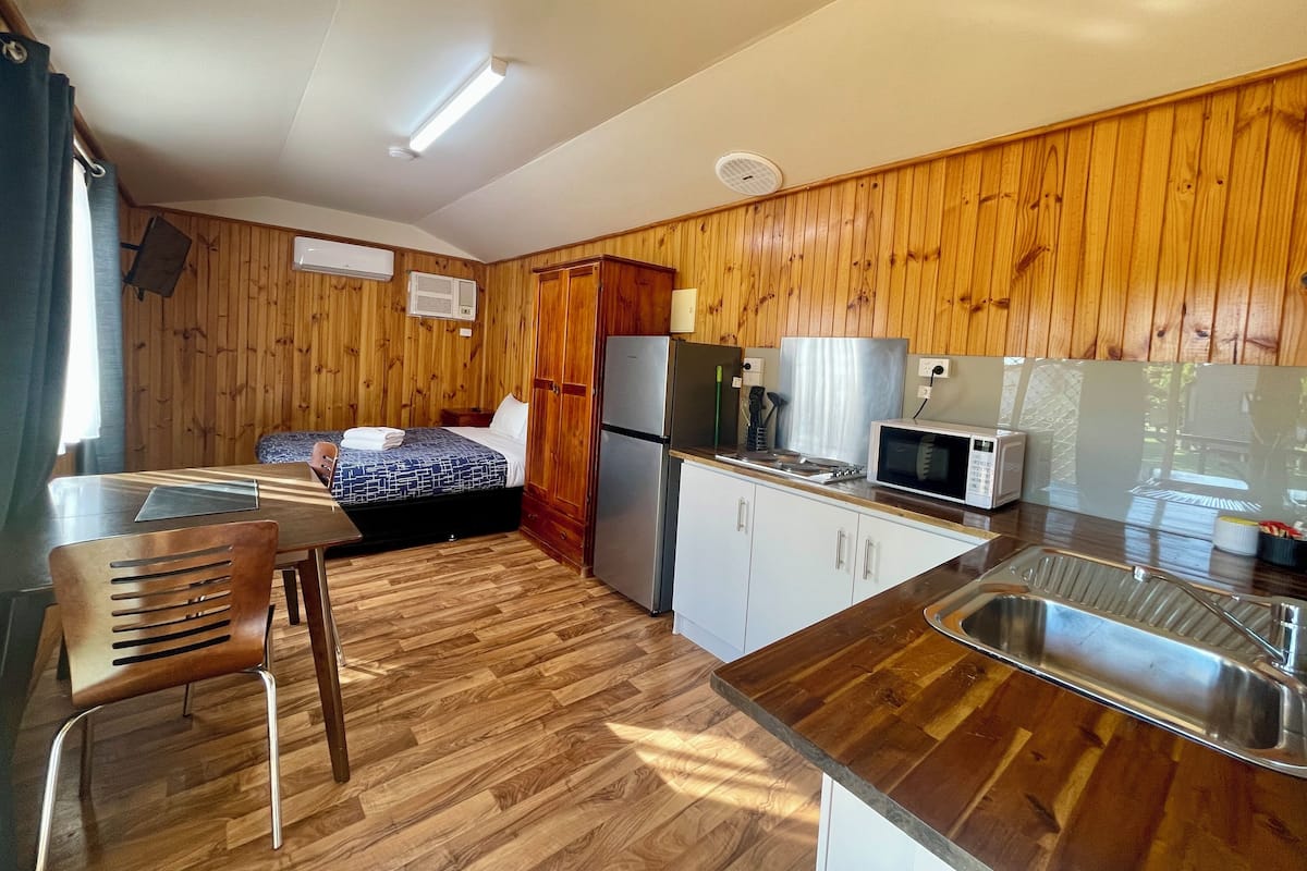 Basic Cabin, Garden View