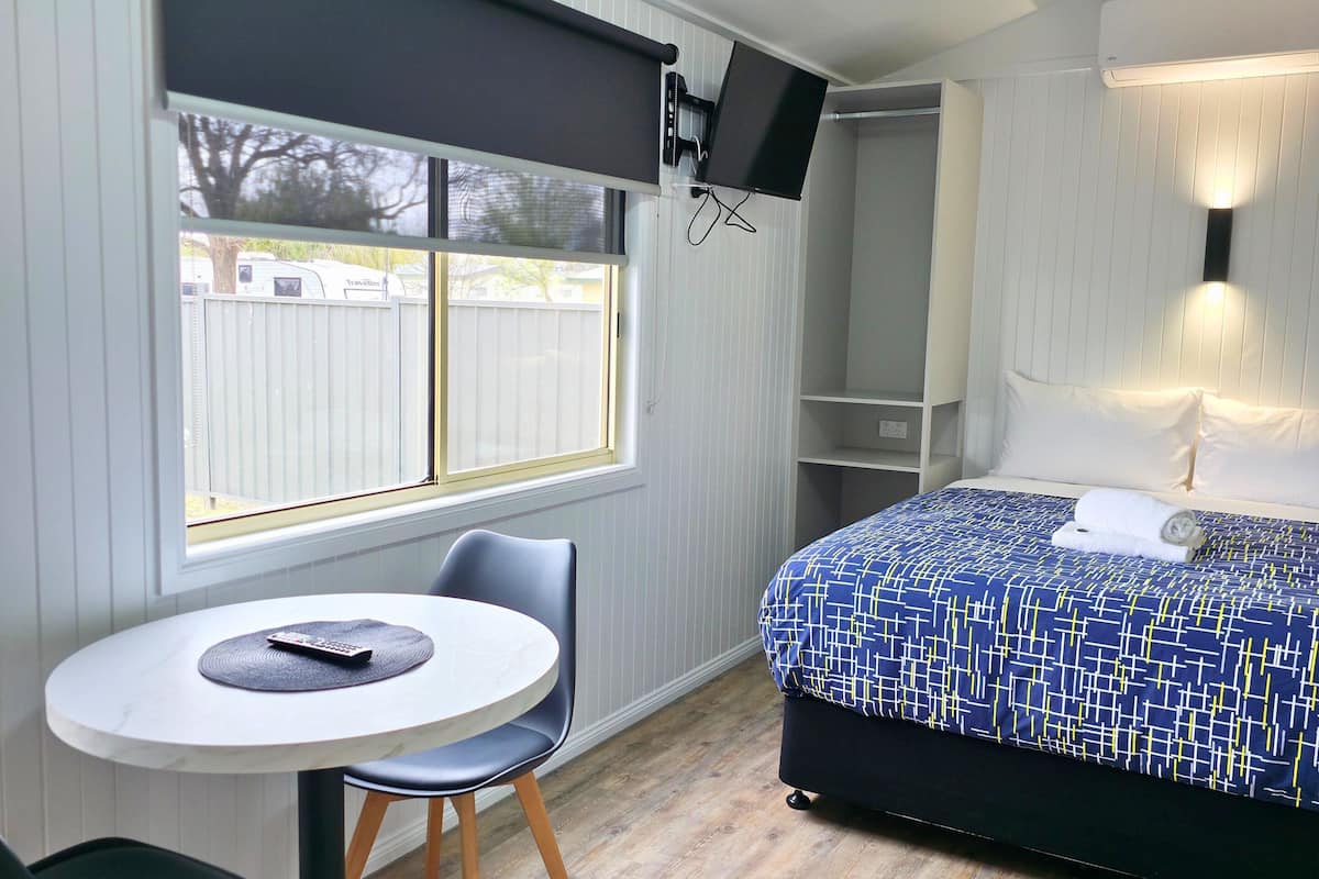 Basic Cabin, Garden View