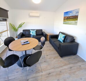 Deluxe Cabin, Garden View | Living area | TV - BIG4 Red Cliffs Holiday Park (Red Cliffs)