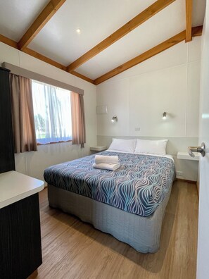 Superior Cabin, Garden View | Iron/ironing board, free WiFi, bed sheets - BIG4 Red Cliffs Holiday Park (Red Cliffs)