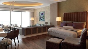 Ein modernes Hotelzimmer mit einem großen Bett, einer Sitzecke mit Tisch und Blick ins Freie.