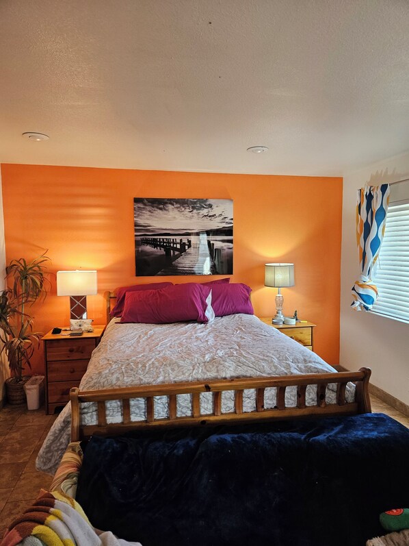 4 bedrooms, desk, WiFi, bed sheets