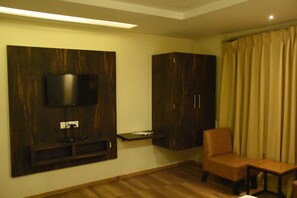 Luxury Room | Desk, soundproofing, free WiFi, bed sheets - RSVP Nagpur (Nagpur)