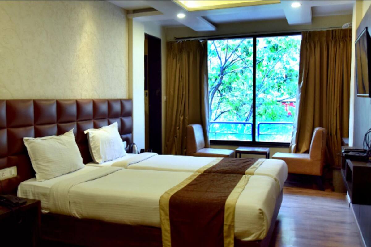 Luxury Room | Desk, soundproofing, free WiFi, bed sheets