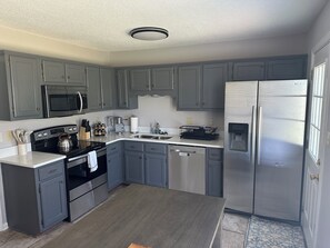 Refrigerador, microondas, horno y parrilla de estufa 