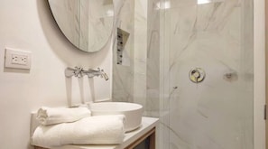 Appartement | Salle de bain | Douche, serviettes fournies, shampoing, papier toilette